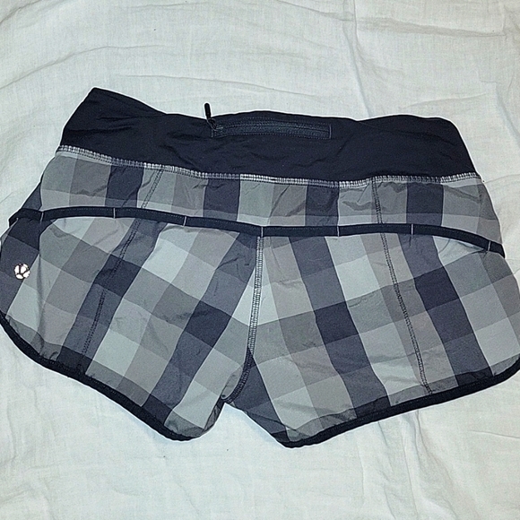Lululemon Black Gray Checkered Hotty Hot Shorts Size 4 - Picture 2 of 4